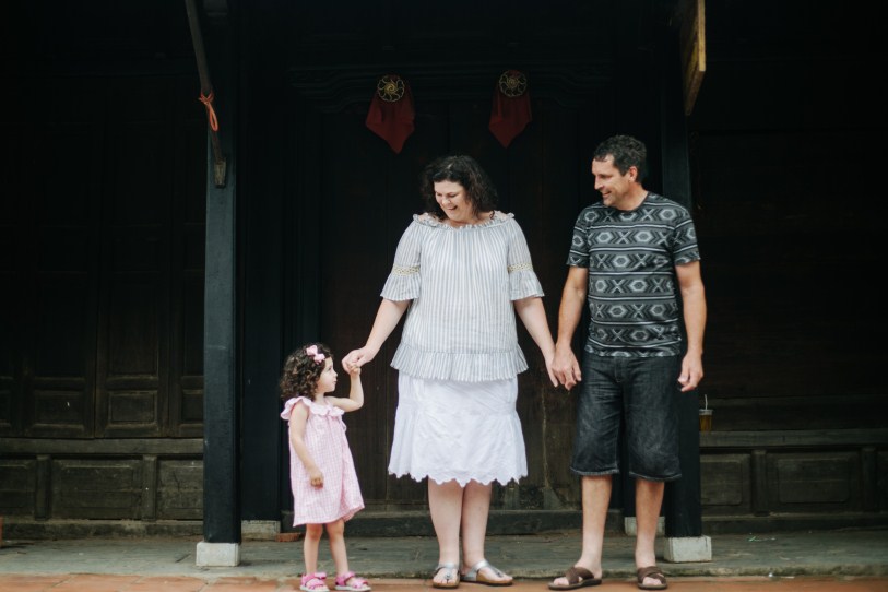 family in old house taken by vietnamese family photographer in hoian