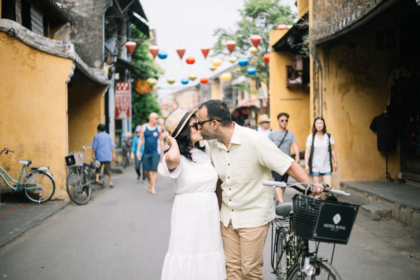 kissing between old town taken by vietnamese wedding photographer in hoi an