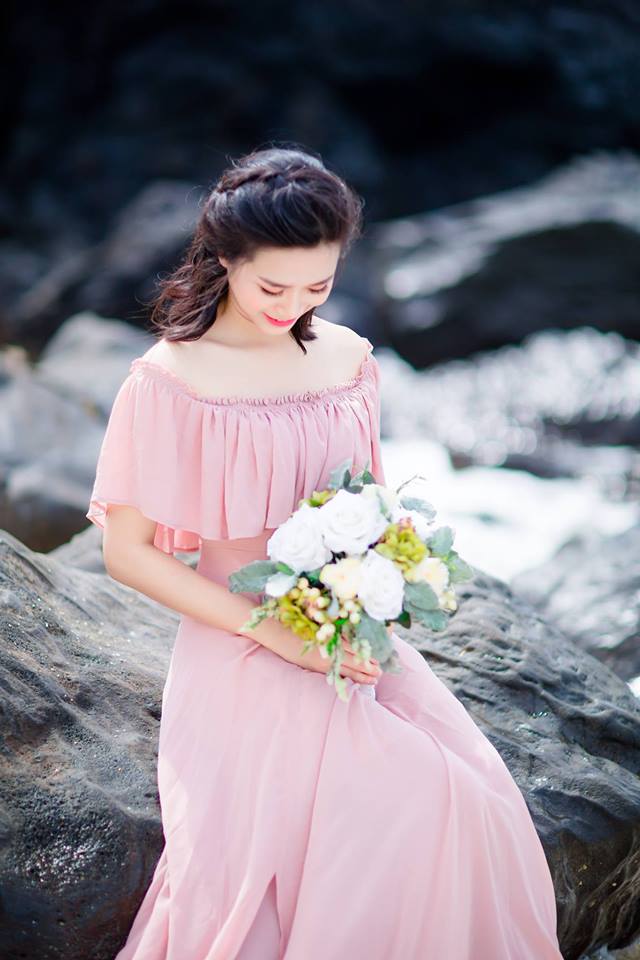 light-colored dress for pre-wedding by Poxi - vietnam wedding custumes