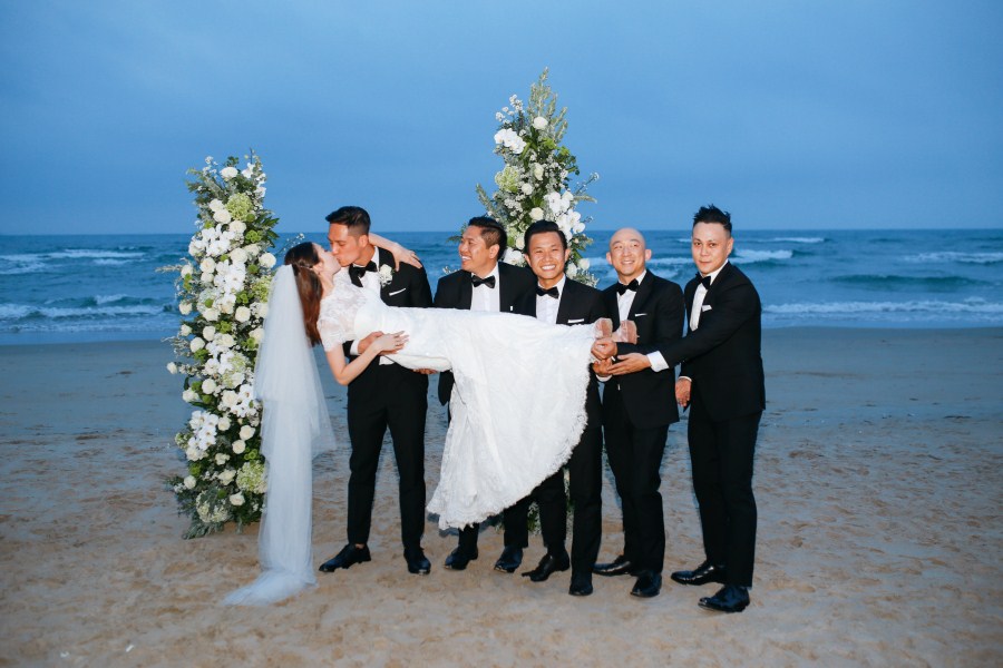 Da nang beach wedding day taken by da nang photographer - anh phan photographer - da nang wedding package - da nang wedding photographer