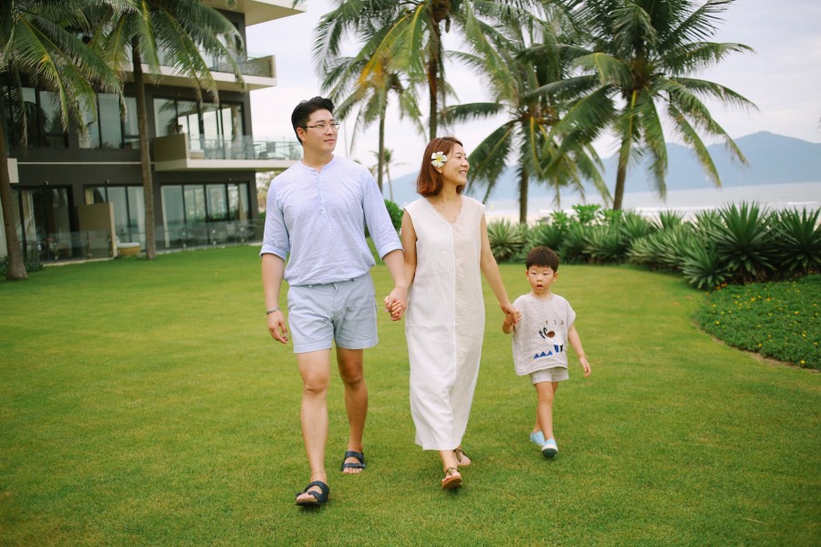 family photography in Hyatt Regency Danang Resort and Spa by da nang vacation photographer